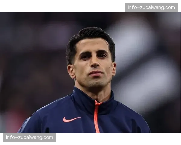 加维展现场上领导力，多次提醒坎塞洛防守落位专注度